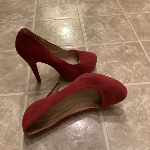 ~ Spiegel Red Suede Stiletto Pumps, SOLD AS-IS ~ - Picture 12 of 14